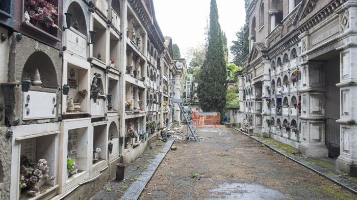 Mistero al Cimitero del Verano: Donna Trovata Incosciente su una Tomba