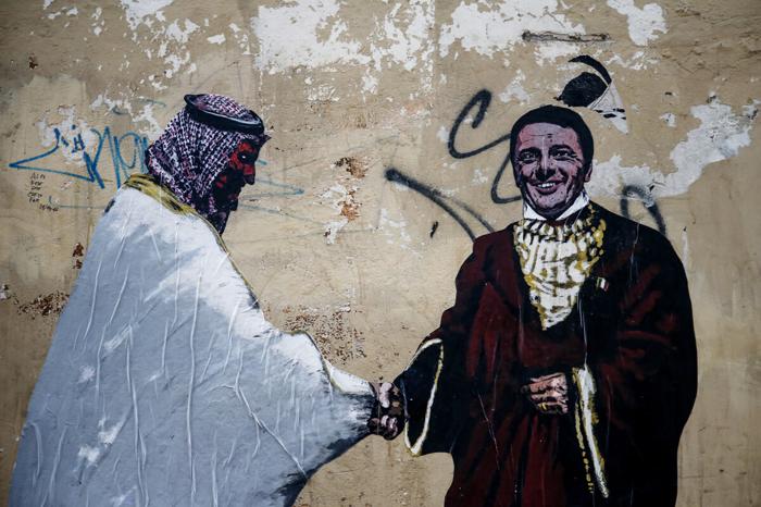 Il murales di Harry Greb che ritrae Matteo Renzi che stringe la mano a Mohammed bin Salman