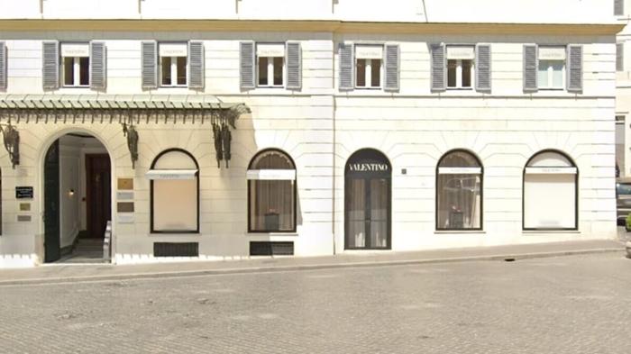 Furto di borse di lusso a Roma: colpo alla boutique di Valentino